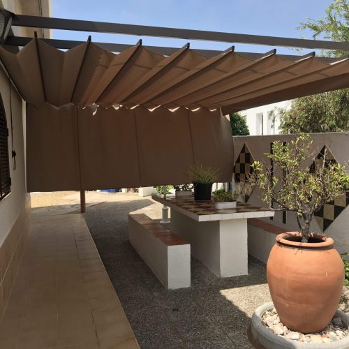 Pergola de pared a porteria con cortina lateral
